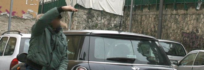 PARCHEGGIATORE ABBUSIVO PRENDE A SASSATE IL CLIENTE - ECCO IL PERCHE' - 21/10/2013