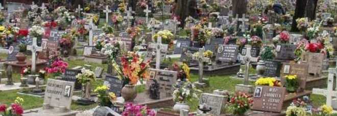 VEDOVA SORPRESA A FARE L'AMORE CON L'AMANTE AL CIMITERO: DAVANTI ALLA TOMBA DEL MARITO - 21/10/2013