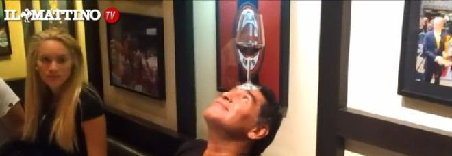 MARADONA GIOCOLIERE AL RISTORANTE: BICCHIERE DI VINO IN EQUILIBRIO SULLA FRONTE - VIDEO - 21/10/2013