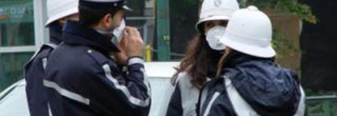 ROMA, FERMATO IN SCOOTER: PRIMA TENTA LA FUGA, POI STACCA UN DITO A MORSI AL VIGILE - 24/10/2013