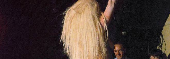 LADY GAGA, NUDO INTEGRALE SUL PALCO DI LONDRA PER PRESENTARE IL NUOVO BRANO 'VENUS' - FOTO - 28/10/2013