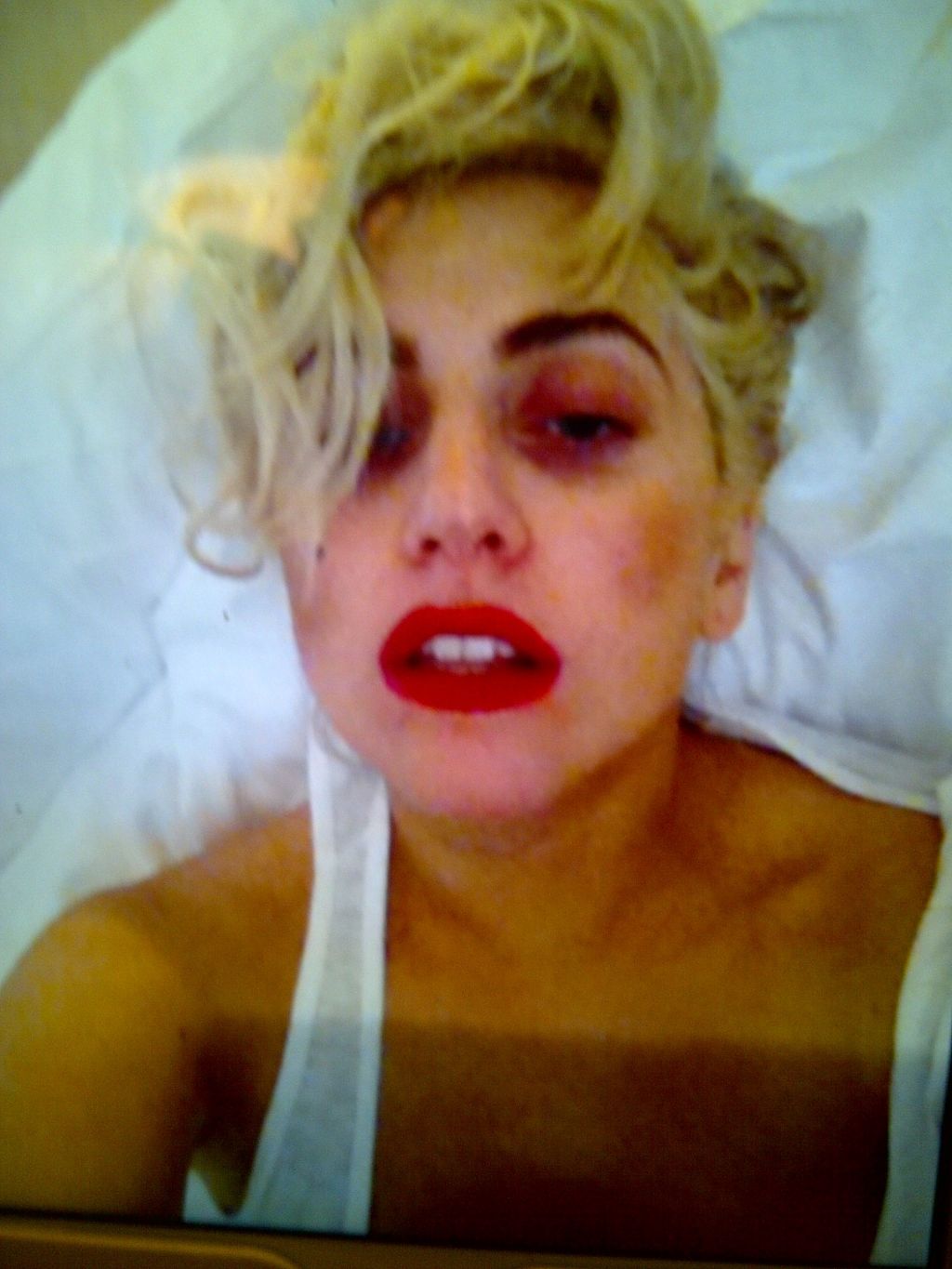 LADY GAGA IRRICONOSCIBILE COL NUOVO LOOK: SENZA TRUCCO, REGGISENO E SCALZA PER STRADA - FOTO ALL'INTERNO - 04/11/2013