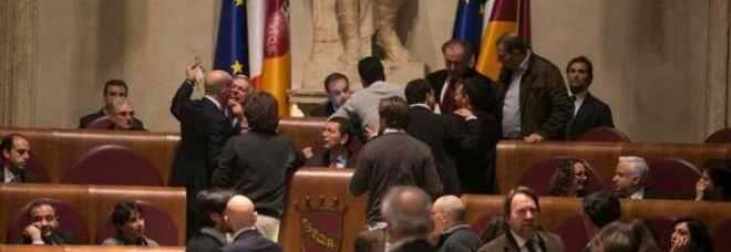 ROMA, SCHIAFFI AL CONSIGLIO COMUNALE SUL BILANCIO. IL SINDACO MARINO COLPITO DA UNA GOMITATA - FOTO - 25/11/2013