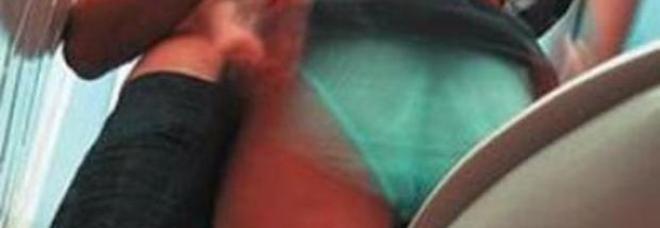 NEI BAGNI DELLA SCUOLA PER 2 EURO, RAGAZZINA VOLEVA IMITARE LE BABY SQUILLO - 26/11/2013
