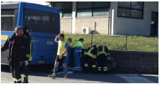 LA MAMMA SCENDE DAL BUS: POI UN RUMORE E LE URLA DISPERATE - 14/11/2016