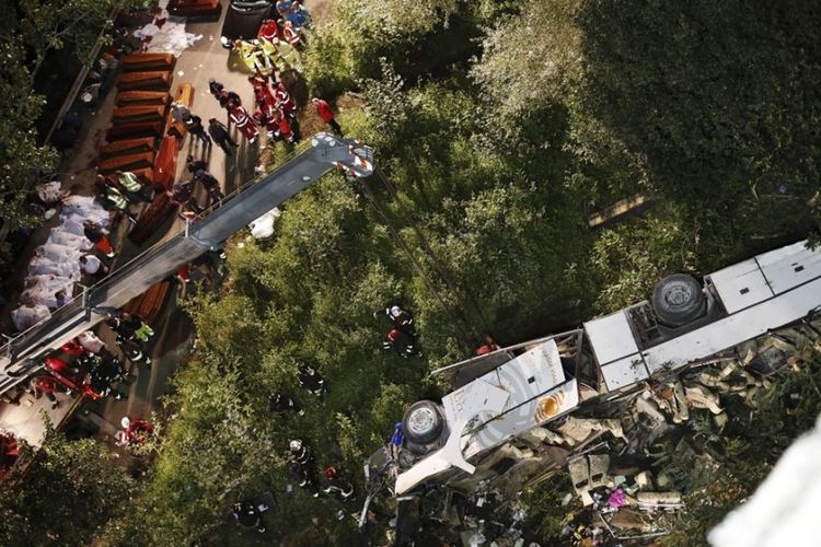 40 PERSONE MORTE NEL BUS FINITO NELLA SCARPATA: UNA MACCHINA... - 16/11/2016