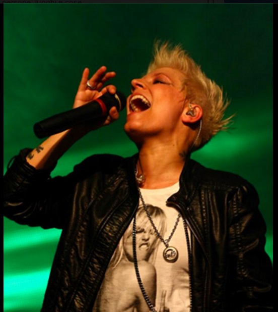 ''SONO INNAMORATA DI UNA DONNA'' DOPO 13 ANNI CON UN UOMO LA CANTANTE FA COMING OUT ED ESCE ALLO SCOPERTO - 02/12/2016