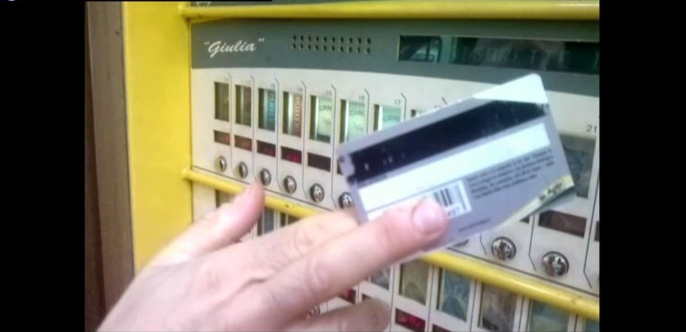 ECCO IL TRUCCO CHE STANNO USANDO PER SVUOTARE I DISTRIBUTORI AUTOMATICI DI SIGARETTE - 05/12/2016