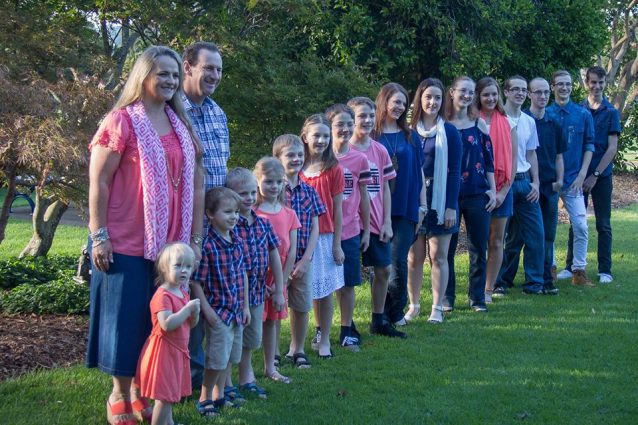 COSA NOTATE IN QUESTA FOTO? QUELLO CHE SCOPRIRETE DI QUESTA FAMIGLIA VI LASCERA' A BOCCA APERTA - 12/12/2016