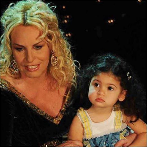 RICORDATE LA FIGLIA DI ANTONELLA CLERICI? QUI ERA SOLO UNA BAMBINA, A DISTANZA DI ANNI LA RITROVIAMO COSI' - 15/12/2016