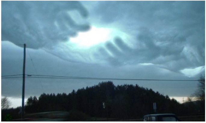 ''LE MANI DI DIO'' LA FOTO INCREDIBILE SCATTATA IN ITALIA: GLI ESPERTI DANNO UN' ESATTA SPIEGAZIONE CHE VI SPIAZZERA' - 15/12/2016