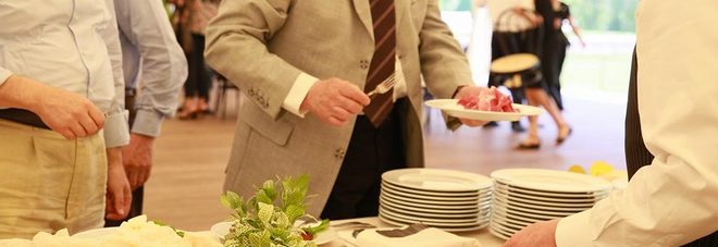 SI FINGONO GIORNALISTI PER MANGIARE AI BUFFET, DENUNCIATA LA ''BANDA DELLA TARTINA'' - ECCO COME AGIVANO - 16/12/2016