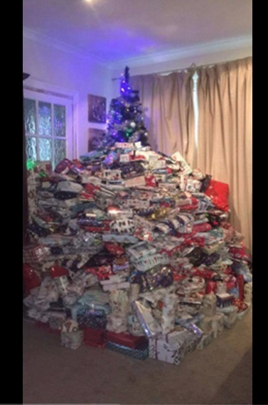 UN ALBERO COMPLETAMENTE SOMMERSO DI REGALI PER I SUOI FIGLI: BEN 350 DONI - IL WEB SI SCAGLIA CONTRO DI LEI - 16/12/2016