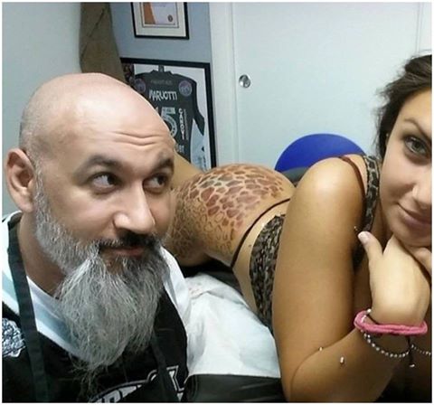 MA COSA HA COMBINATO? SI E' TATUATA UNA FANTASIA MACULATA SUL SEDERE E SI FOTOGRAFA COSI': L'ITALIANA PIU' DISCUSSA DEL MOMENTO - 19/12/2016