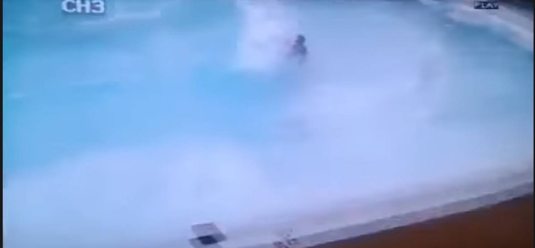 ECCO COSA SUCCEDE SE ARRIVA IL TERREMOTO MENTRE SIETE IN PISCINA - IL VIDEO INCREDIBILE - 19/01/2017