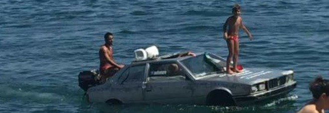 TRA I BAGNANTI DEL LUNGOMARE SPUNTA A SORPRESA LA MASERATI GALLEGGIANTE: ECCO COS'E' SUCCESSO - 04/07/2016