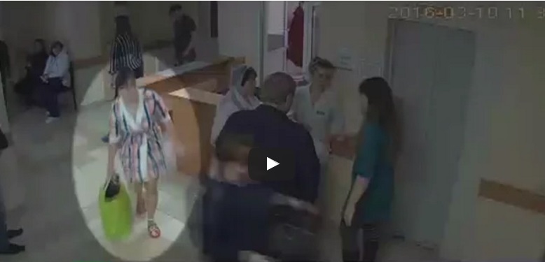 DONNA ENTRA NELL'OSPEDALE A MANI VUOTE. GUARDATE DA VICINO IL SACCHETTO QUANDO VA VIA - 04/07/2016