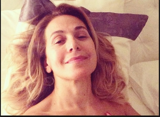 ''SI VEDE TUTTO...'' BARBARA D'URSO BUFERA SUI SOCIAL: PUBBLICA UNA SUA FOTO ED E' BUFERA  - LA CONDUTTRICE VIENE DEMOLITA - 27/03/2017
