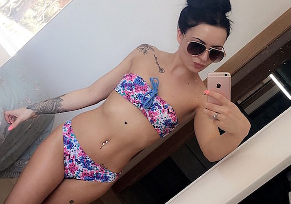 A 21 ANNI SCOPRE DI AVERE IL CANCRO GRAZIE AD UN SELFIE IN BIKINI. QUELLO STRANO PARTICOLARE, NOTATO SULLA FOTO, LE SALVA LA VITA - 04/04/2017