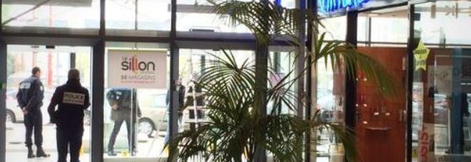 URLA ''ALLAHU AKBAR'' E SPARA FRA I CLIENTI DEL CENTRO COMMERCIALE: ATTIMI DI TERRORE ALL'AUCHAN - 06/04/2017