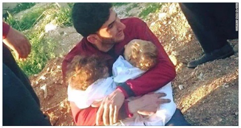 L'ULTIMO DISPERATO ABBRACCIO DI UN PADRE AI SUOI GEMELLINI MORTI NELL'ATTACCO CHIMICO IN SIRIA - 06/04/2017