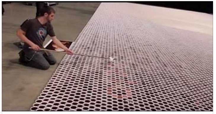 HA MESSO 66.000 BICCHIERI DI PLASTICA PIENI DI ACQUA SUL PAVIMENTO: QUANDO ATTIVA LO ZOOM ECCO COSA ACCADE - 17/05/2017