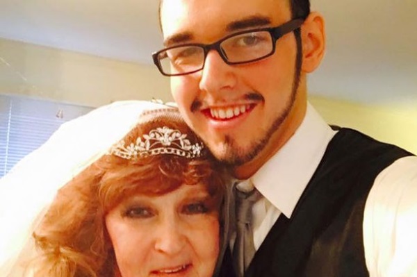 SI CONOSCONO AL FUNERALE DEL FIGLIO E SI INNAMORANO, MA C'E' UN ''PARTICOLARE'' CHE FA LA DIFFERENZA - 18/05/2017