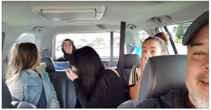 IL PADRE FA UN SELFIE CON LA SUA FAMIGLIA: IMPROVVISAMENTE QUALCUNO APPARE SUL SEDILE - 21/05/2017