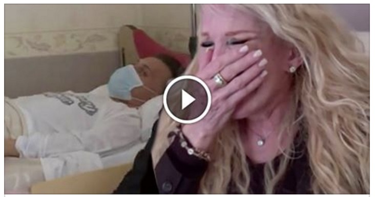 LA CANTANTE SCOPPIA IN LACRIME IN TV PER IL FAN IN COMA MA SCOPRE CHE E' UNO... - 25/05/2017