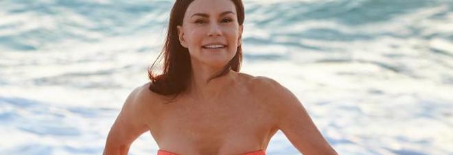 CAROLYN HA 70 ANNI E UN FISICO STATUARIO: ''IL MIO SEGRETO? BASTA CON GLI ZUCCHERI'' - 31/05/2017