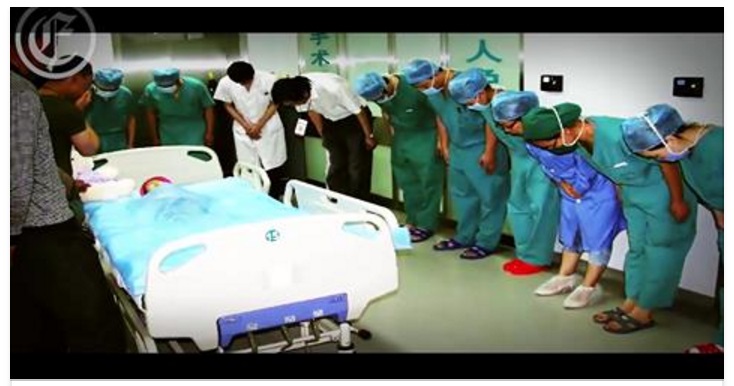 EQUIPE MEDICA SI INCHINA DAVANTI AD UNA BIMBA RICOVERATA IN SALA OPERATORIA: QUANDO SCOPRIRAI IL PERCHE' SCOPPIERAI IN LACRIME - 12/06/2017