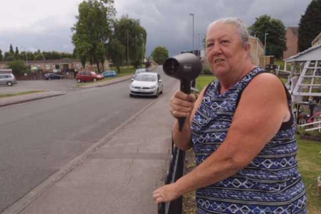 LA NONNA PUNTA IL PHON CONTRO LE MACCHINE: IL MOTIVO VI SORPRENDER? - 13/06/2017