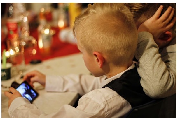 LA RABBIA DEI PEDIATRI: ''BASTA CELLULARI E TABLET AI BAMBINI, I DANNI SONO DEVASTANTI E IRREPARABILI.. - 13/06/2017
