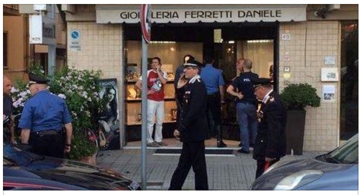 LADRO IMMIGRATO IRROMPE NEL NEGOZIO: IL PROPRIETARIO LO AMMAZZA COSI' - 13/06/2017