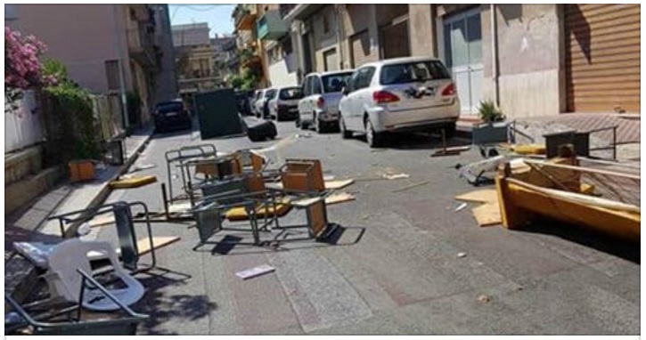 MIGRANTI LANCIANO SEDIE E TAVOLI IN STRADA: ''ORA BASTA, NON ABUSATE DELLA NOSTRA PAZIENZA...'' - 26/06/2017