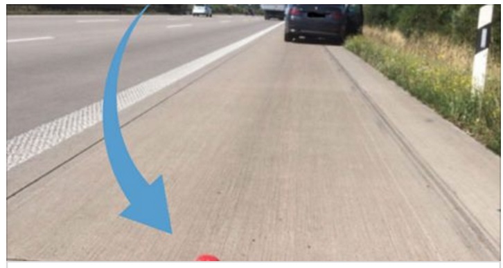 NON HA IL TRIANGOLO DI EMERGENZA IN AUTO: QUANDO LA POLIZIA VEDE COME HA RISOLTO IL PROBLEMA SCOPPIA A RIDERE - 26/06/2017