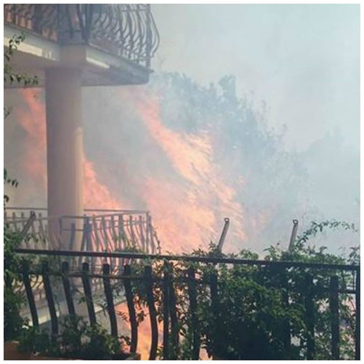 ROMA - LE FIAMME MINACCIANO LE ABITAZIONI ED UN HOTEL E' STATO EVACUATO: ECCO LA SITUAZIONE - 06/07/2017