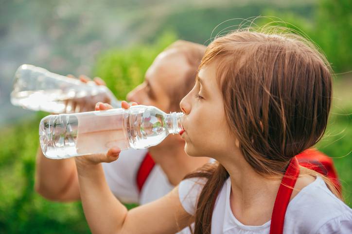LE BOTTIGLIE DI PLASTICA RIUTILIZZATE CONTENGONO PIU' BATTERI DEL WC - 13/07/2017