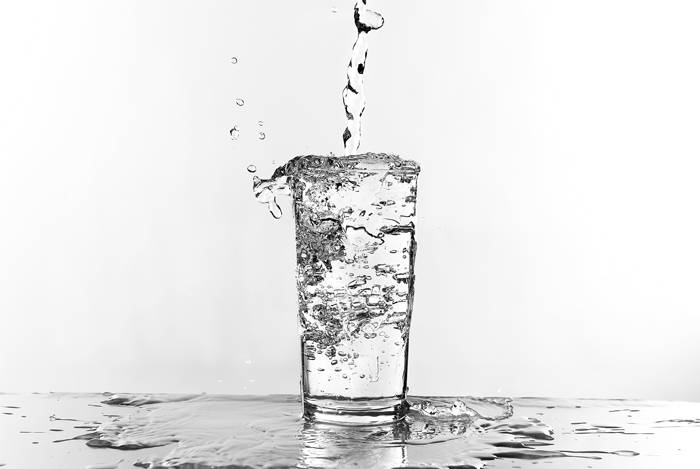DIETA DEGLI 8 BICCHIERI D'ACQUA: PERDI 4 KG IN 7 GIORNI - 17/07/2017