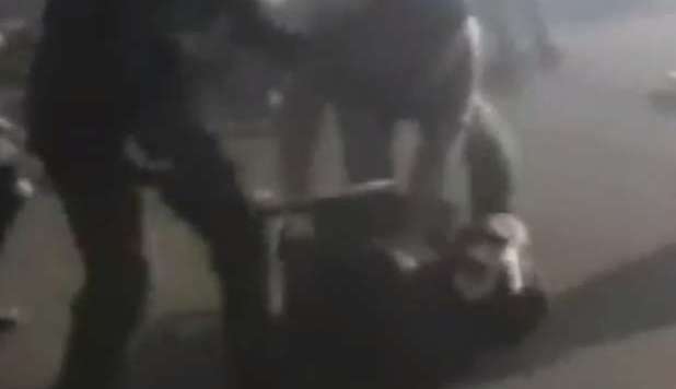 GUERRIGLIA A ROMA, RAGAZZO PRESO A MANGANELLATE: POLIZIOTTO INDAGATO -VIDEO - 17/11/2012