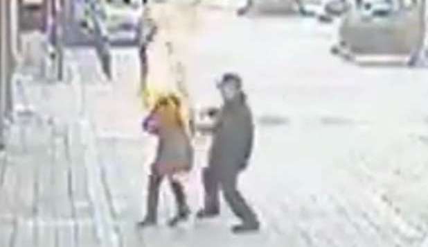 DÀ FUOCO ALLA MOGLIE IN STRADA: LA DONNA DIVENTA UNA TORCIA UMANA -VIDEO CHOC - 17/11/2012