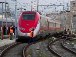 Ha infarto a bordo di un Frecciarossa. Il treno non si ferma: lui muore i - 17/11/2012