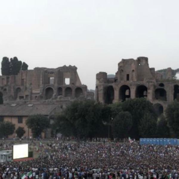ROMA, TENSIONE AL CIRCO MASSIMO: BOTTIGLIE CONTRO I MAXISCHERMO - 01/07/2012