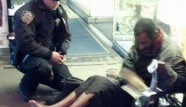 POLIZIOTTO REGALA SCARPE A BARBONE: LA FOTO COMMUOVE IL WEB - 29/11/2012