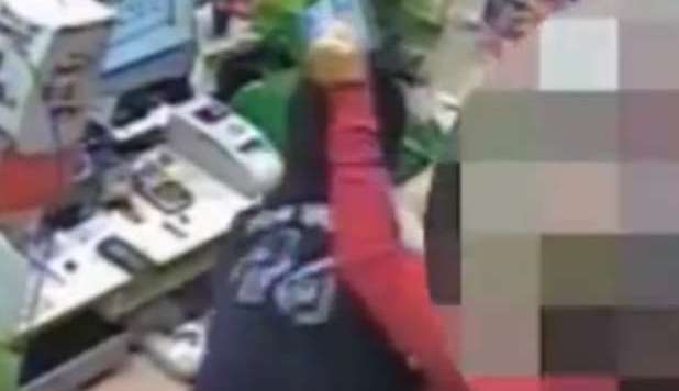 ROMA, FA UNA RAPINA IN TABACCHERIA: LE DUE COMMESSE LO PICCHIANO - VIDEO - 05/12/2012