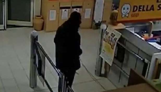 LADRO MUORE DURANTE UN FURTO, L'ESPLOSIVO INNESCATO DAL COMPLICE - VIDEO CHOC - 06/12/2012