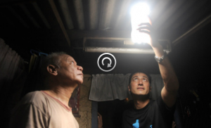 LUCE GRATIS USANDO UNA BOTTIGLIA DI PLASTICA, ACQUA E CANDEGGINA - VIDEO - 16/02/2014