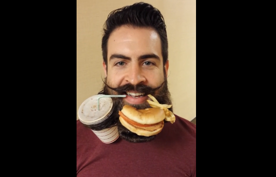 ECCO L'UOMO CHE MANGIA DIRETTAMENTE DALLA SUA BARBA - VIDEO - 13/08/2014