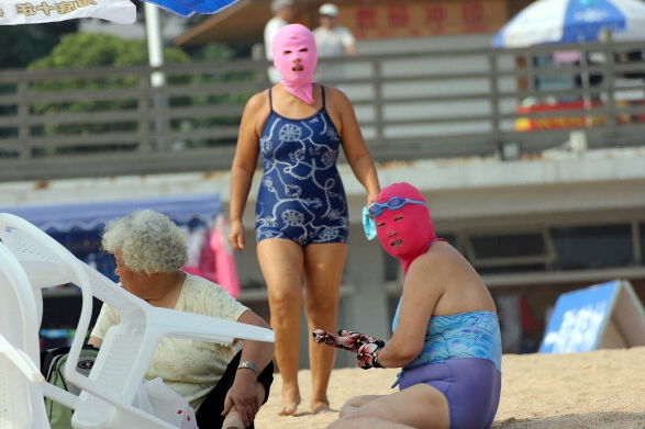 SI SONO PRESENTATI IN SPIAGGIA COSI', NESSUNO RIUSCIVA A CAPIRE IL PERCHE' - POI LA SPIEGAZIONE - 12/06/2014