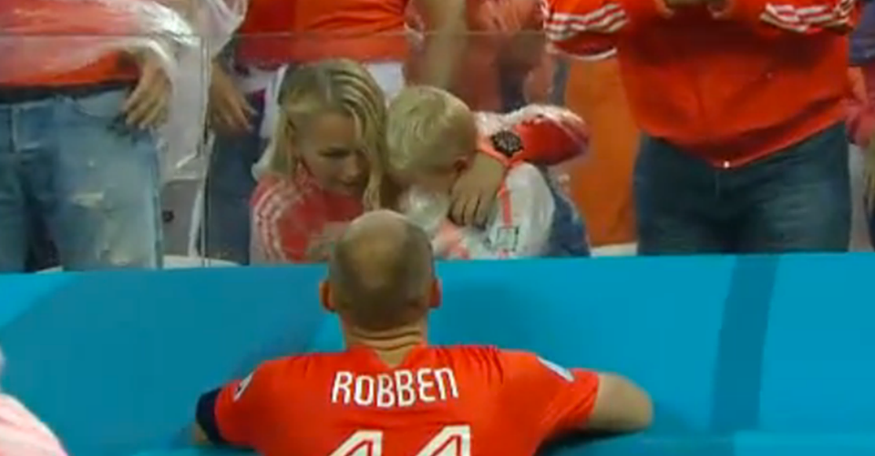 MOMENTI DI GRANDE TENEREZZA DOPO OLANDA-ARGENTINA. ARJEN ROBBEN SI AVVICINA AL FIGLIO - VIDEO - 10/07/2014